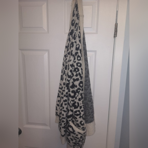 Animal Print Cardigan - Picture 2 of 3